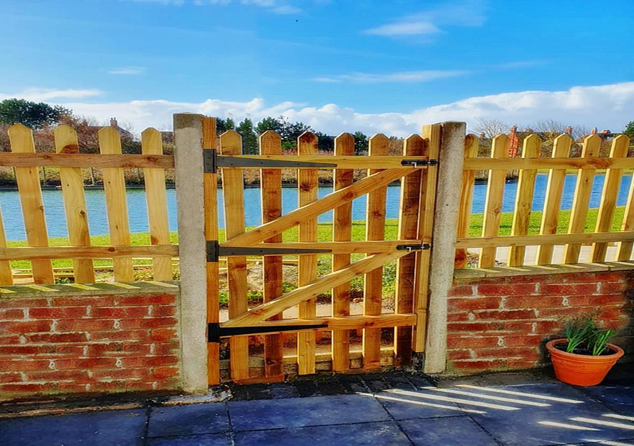 Romantic Lakeside Cottage By The Beach! With Super Cosy Log Burner! The Perfect Escape To Your Home From Home By The Sea! So Relaxing - You Won'T Want To Leave! Pet Friendly! مابليتورب المظهر الخارجي الصورة