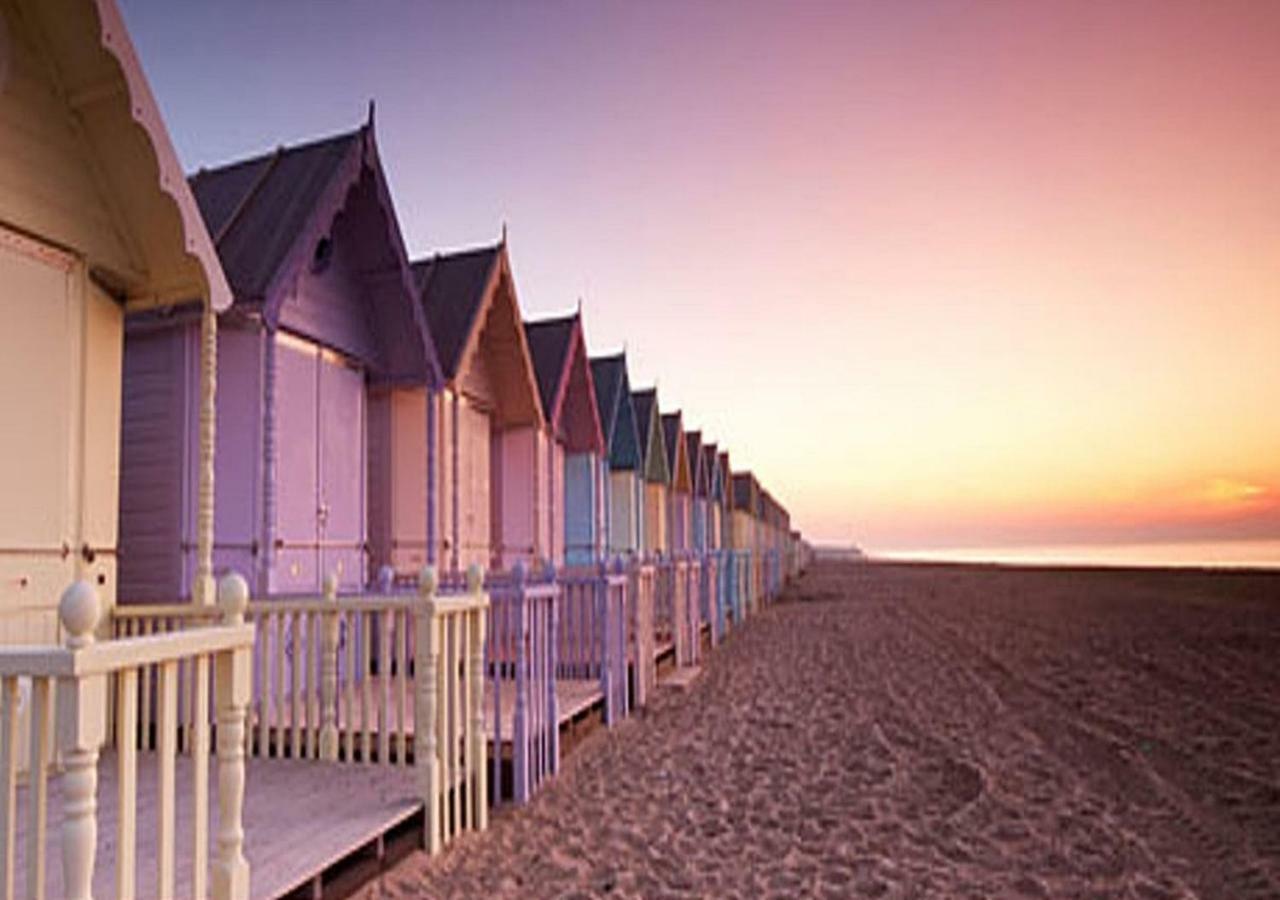 Romantic Lakeside Cottage By The Beach! With Super Cosy Log Burner! The Perfect Escape To Your Home From Home By The Sea! So Relaxing - You Won'T Want To Leave! Pet Friendly! مابليتورب المظهر الخارجي الصورة