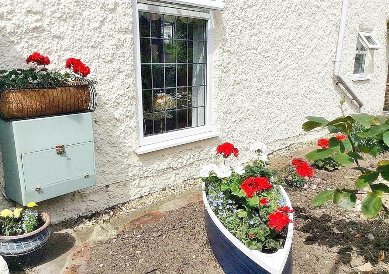 Romantic Lakeside Cottage By The Beach! With Super Cosy Log Burner! The Perfect Escape To Your Home From Home By The Sea! So Relaxing - You Won'T Want To Leave! Pet Friendly! مابليتورب المظهر الخارجي الصورة